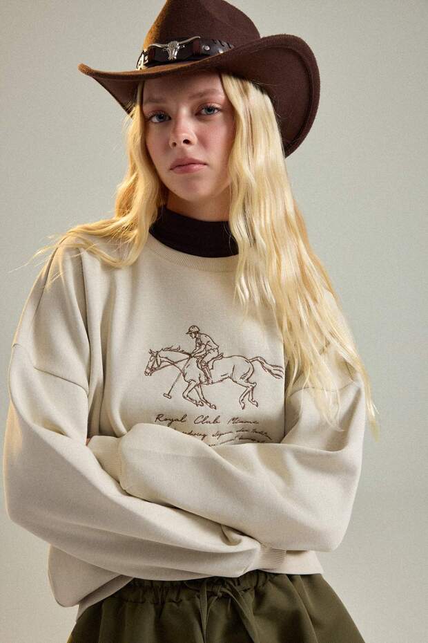 Taş At Nakışlı Kalın İçi Polarlı Oversize/Geniş Kesim Örme Sweatshirt TWOAW27SW00188