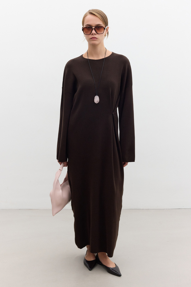Strickkleid mit Bindeband in Braun