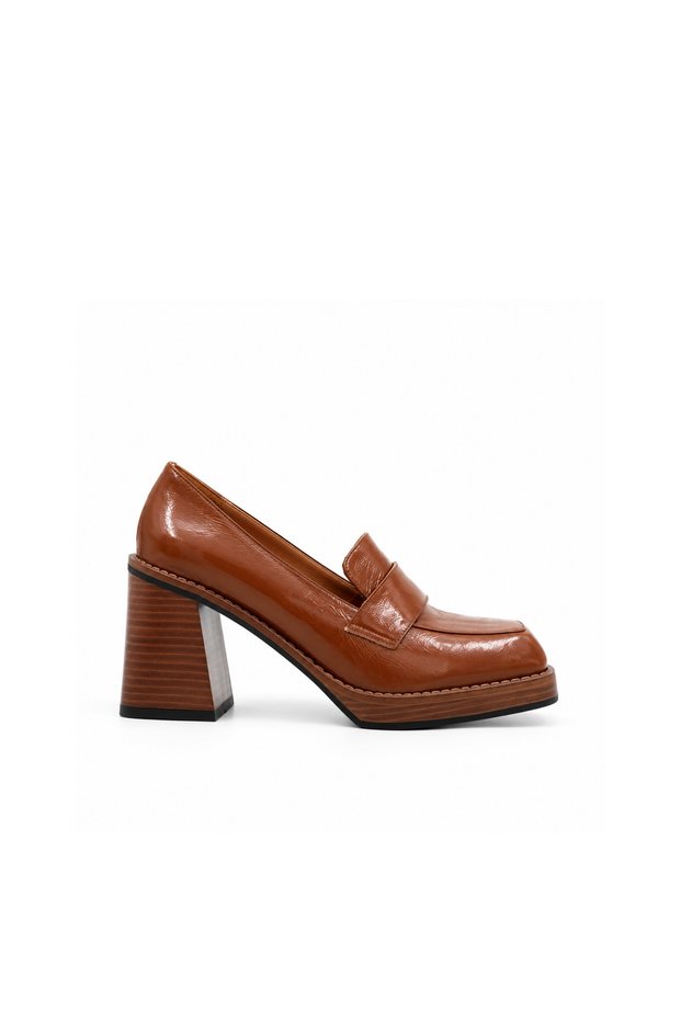 Tan Patent Leather Heeled Loafer – Platform Sole Vintage Style