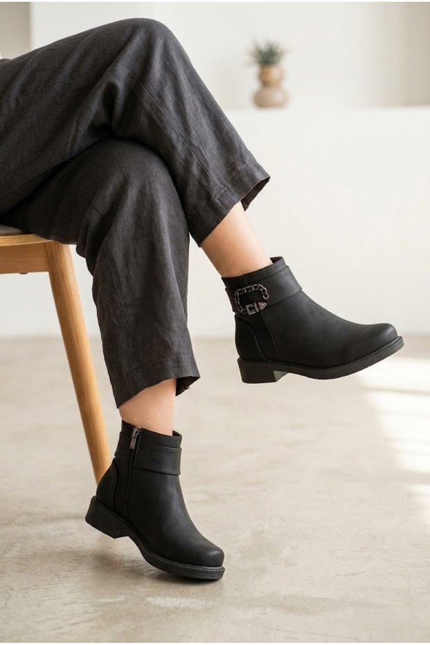 Women's Leather Textured Chain-Formed Buckle Detailed Short Thick Heeled Casual Boots