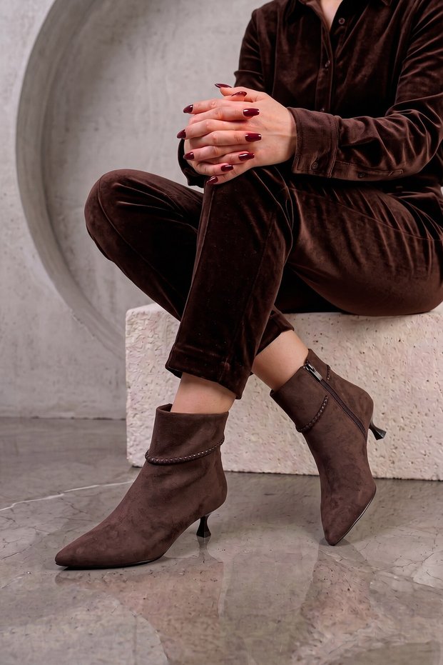 Rovek Women's Boots with Ankle Collar Detail and Heels in Brown