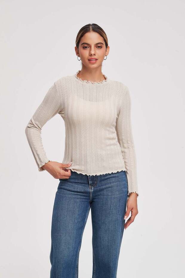 Low-Cut Long-Sleeved Top