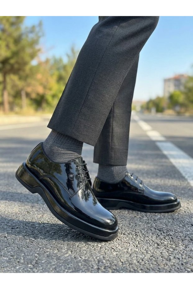 The groom's suit and black patent leather shoes offer elegance and comfort together with their innovative style.