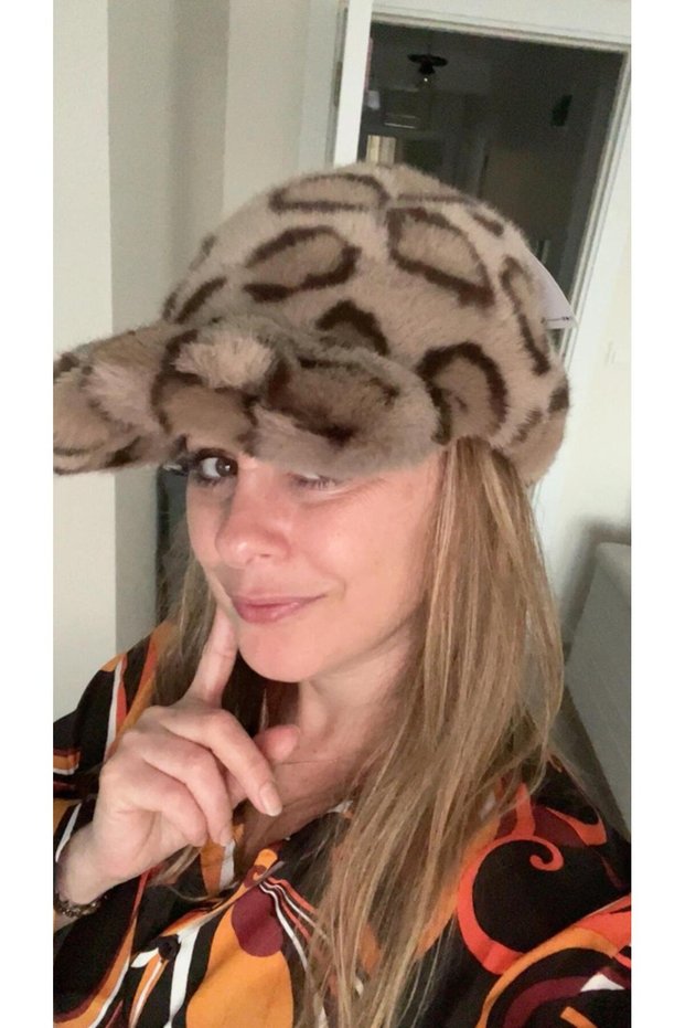Women's Plush Hat Imported Stylish Design Lined Soft Textured Adjustable Elastic Adjustable Stopper Winter Hat