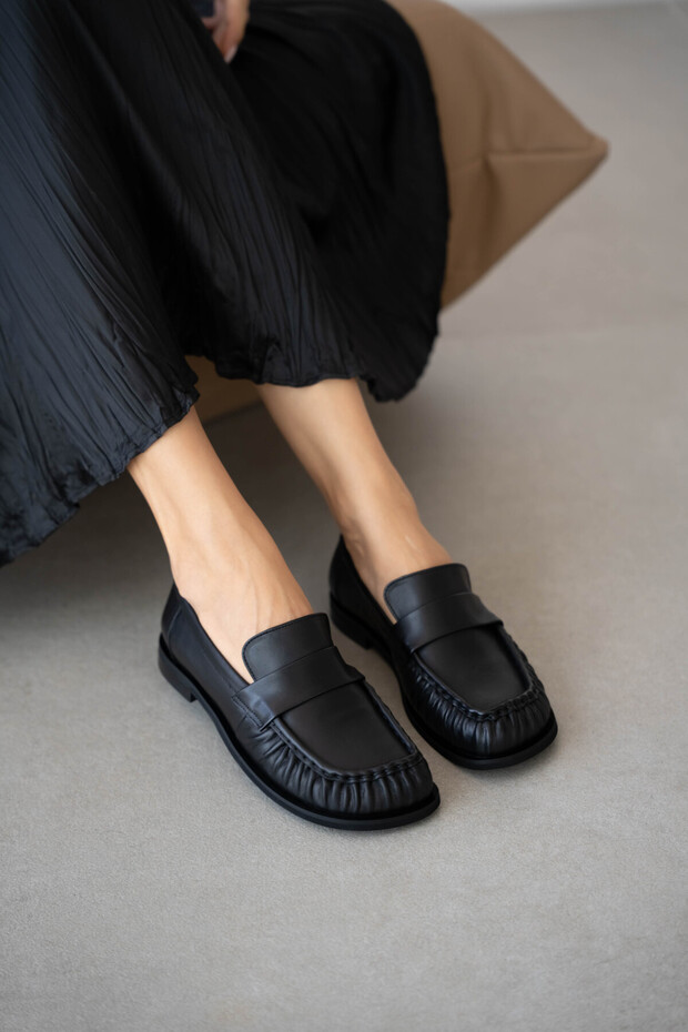 Blaine Genuine Leather Gathered Blunt Toe Women's Loafer - Black Leather