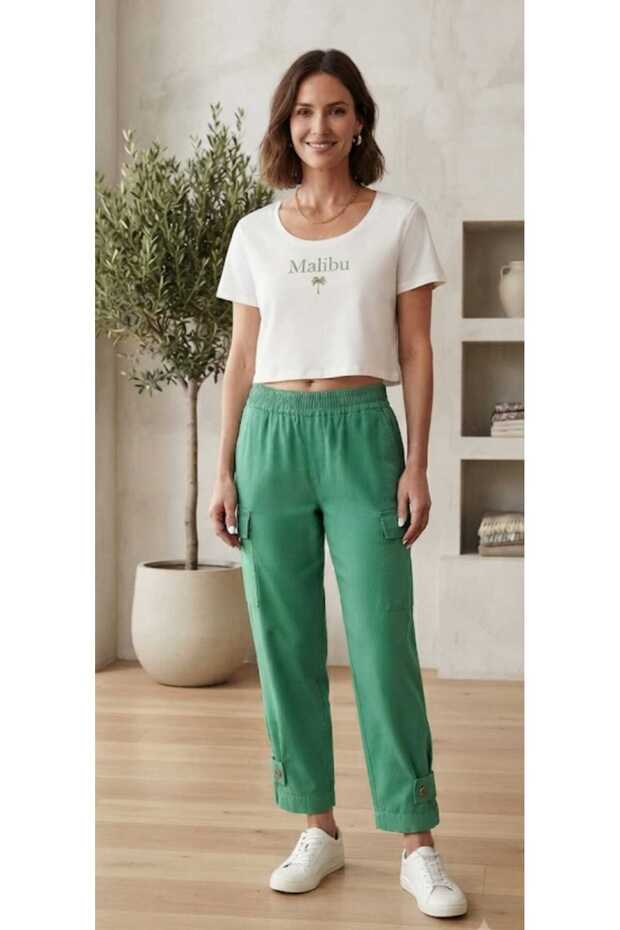 The most beautiful form of linen green is trousers with side pockets, metal buttons and leg buttons.