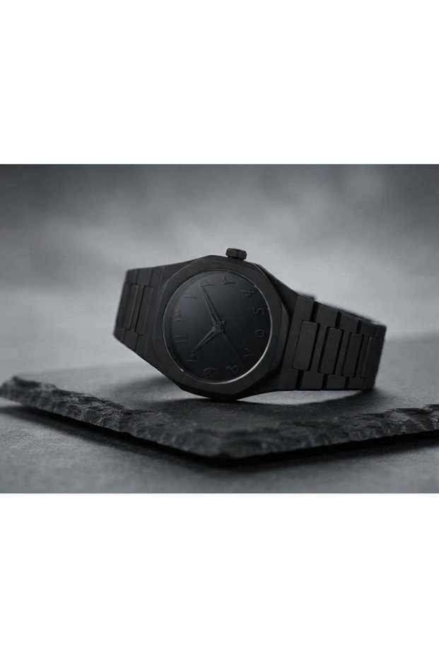 Bilger onyx orient (refers to the model's black tone and eastern-inspired numeral design).
