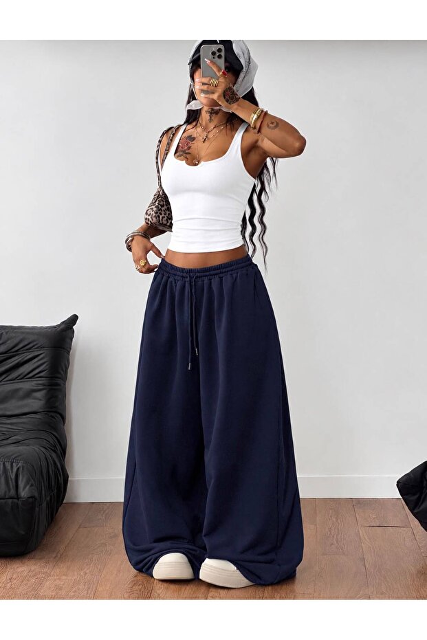 Trend Oversized Palazzo Sweatpants with Adjustable Waistband and Elastic Cuffs in a Loose Fit.