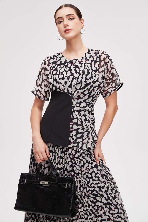 بلوزة قصيرة الأكمام بنقشة زهور