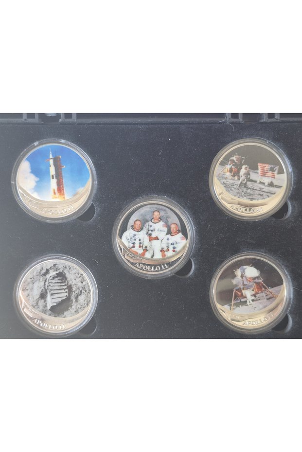 Apollo 11 Space Themed 5 Medal Set. Silver Plated Certified. 5 Medals, Each with a Diameter of 4cm. In the Original Box. There Is a Problem Opening the Box, the Handle Is Broken. Astronauts and Space-Themed Set.