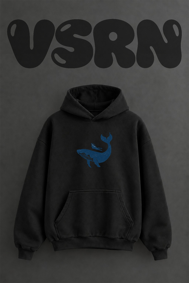 سويت شيرت بقلنسوة أسود كبير الحجم بتصميم Whale Swimmer مطبوع من الأمام