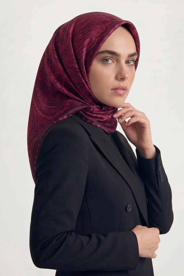 وشاح حريري بنمط عرقي باللون العنابي