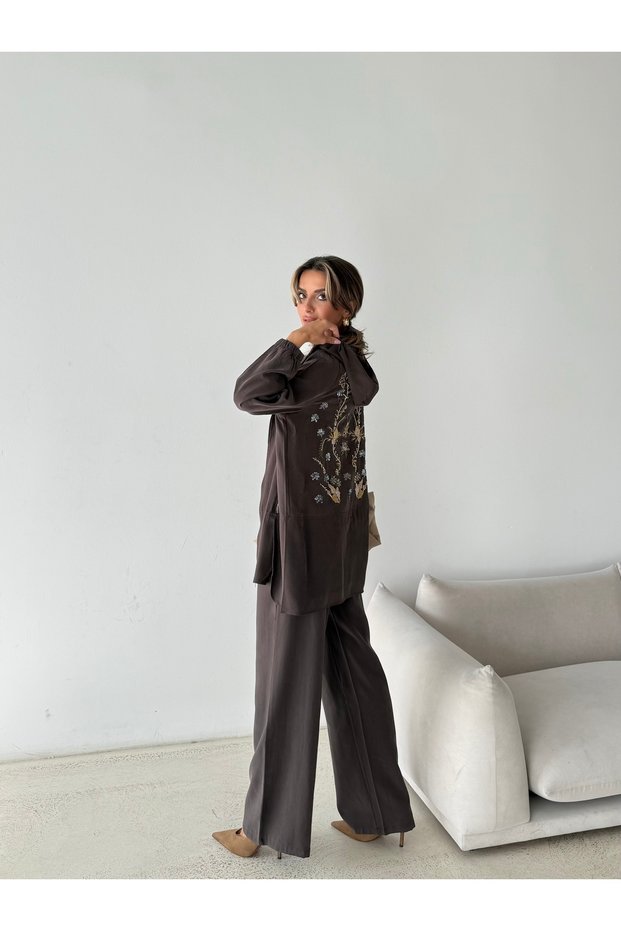 Women's Stylish Suit with Bead-Embellished Back and Zipper Detail on the Front