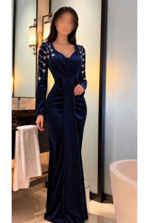 فستان مخملي كحلي مطرز ومزين بالدرابيهات