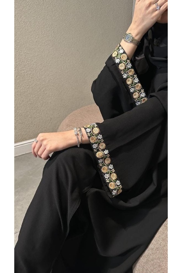 عباية ليندا عباية رسميه بليزر سوداء بتطريز انيق على الاكمام و الاطراف