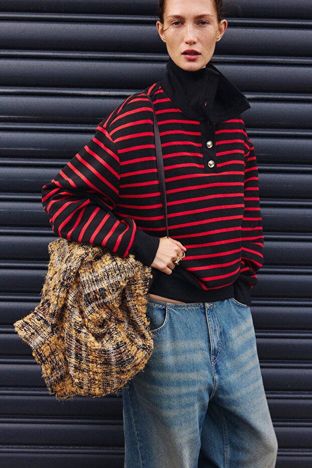 Üstte Düğmeli Sweatshirt