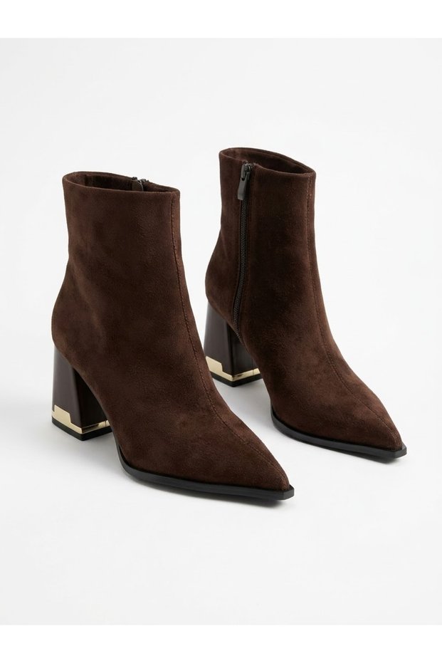 Ankle Bone. Stitching Details on the Upper Part of the Strap. Side Zipper. High Block Heels. Pointed Toe.