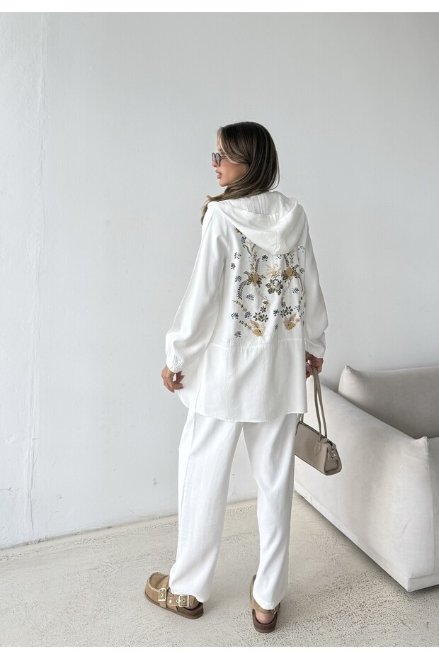 Women's Stylish Suit with Bead-Embellished Back and Zipper Detail on the Front