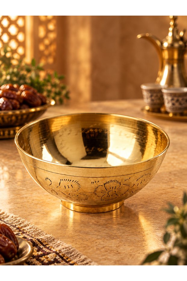 طاسة او وعاء نحاسي مزخرف