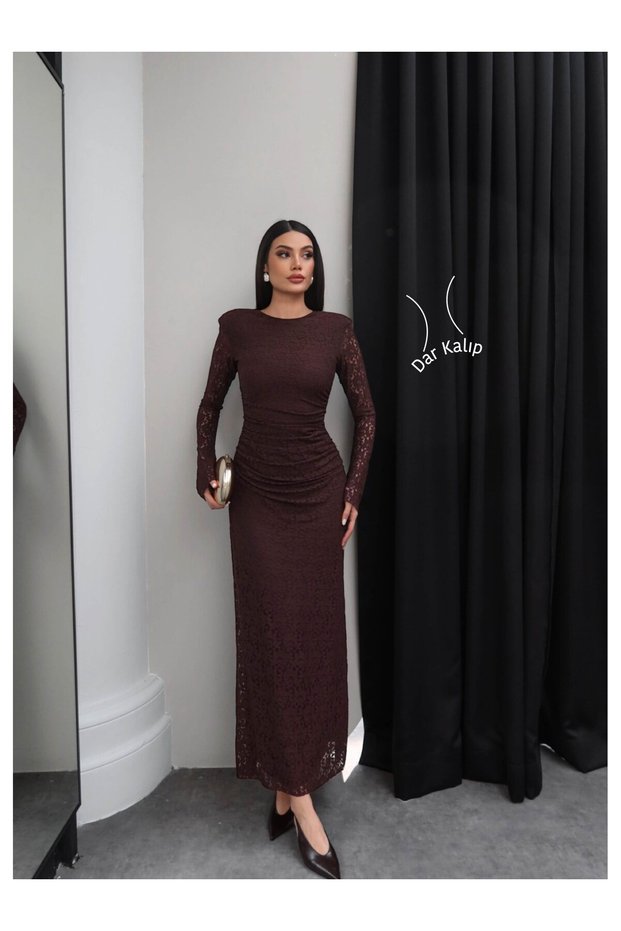 Rochie lungă din dantelă cu umeri căptușiți