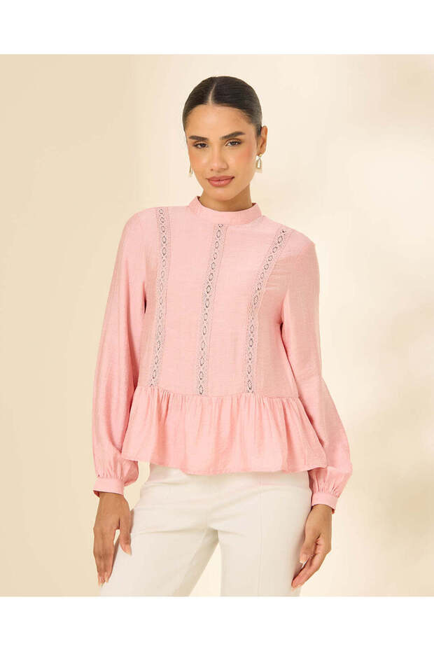بلوزة نسائية وردية اللون برقبة دائرية