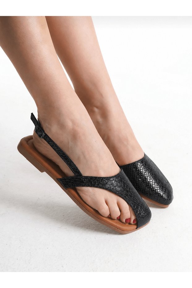 Half Closed Crocodile Patent Leather Sandals - Black