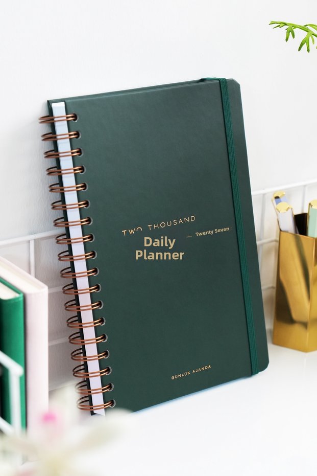 2027 Year Daily Spiral Agenda 16X24 cm - 12 Months Two Thousand Twenty Seven
