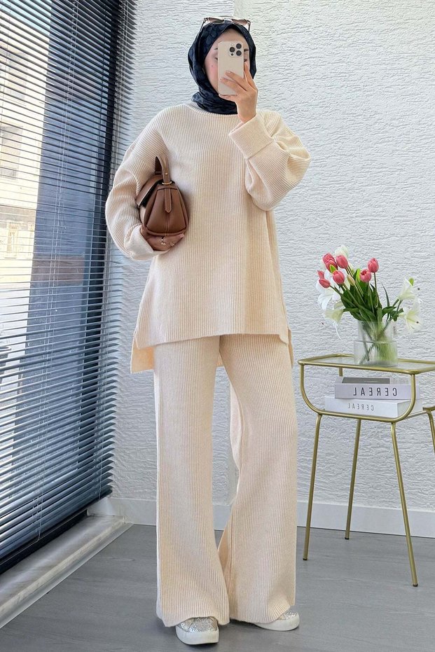 Premium Knitwear Set with Sleeves and Side Slits - Cream