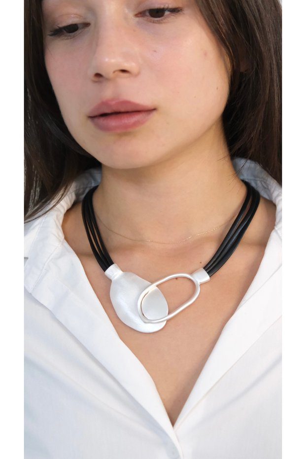 Deri İpli Plaka Model Silver Kolye