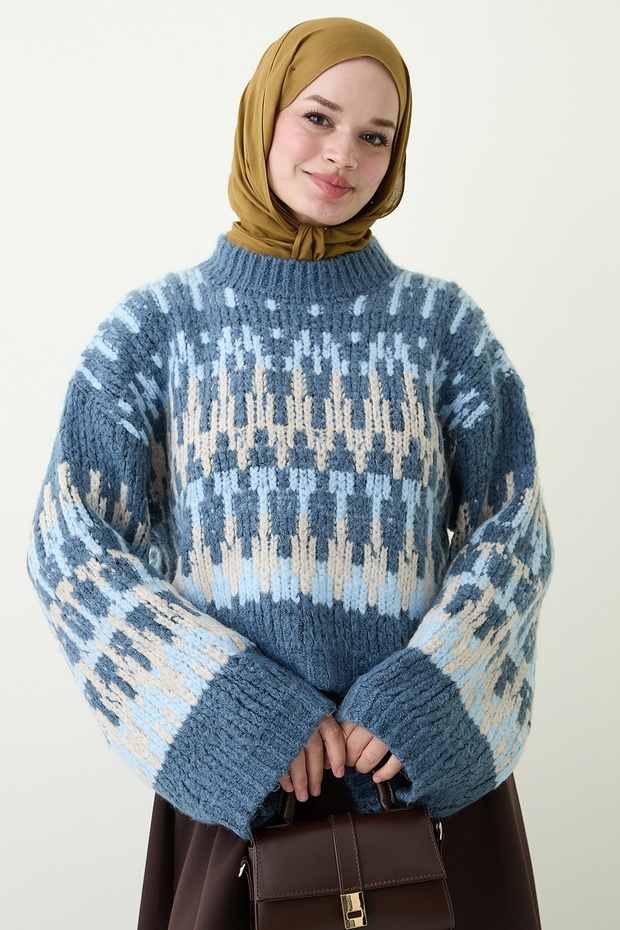 Selbstgemusterter blauer Strickpullover