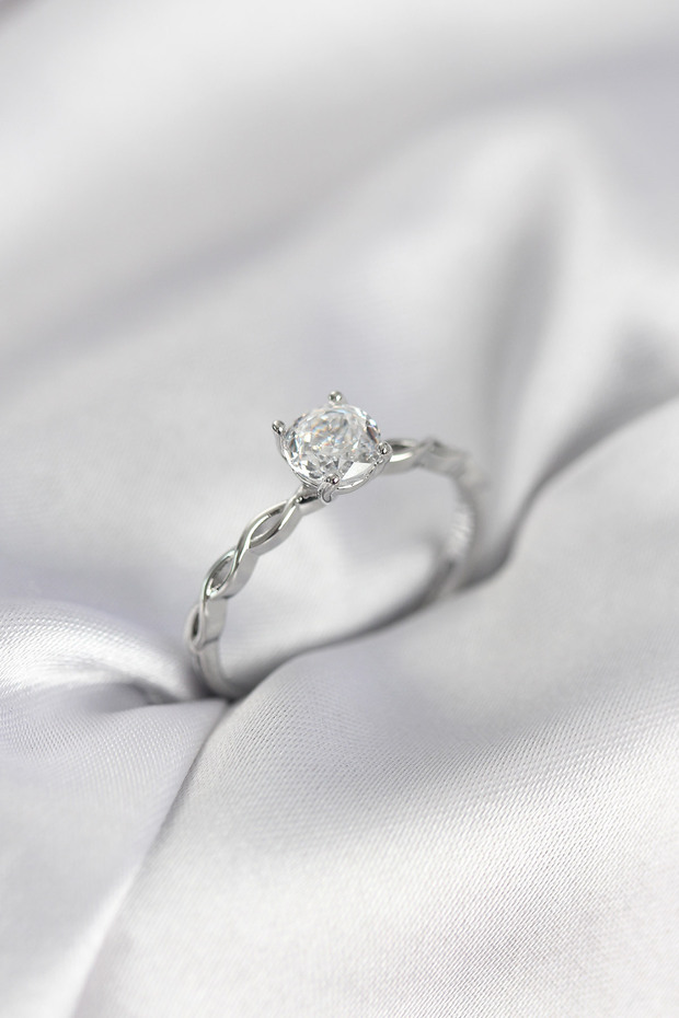 Silver Color Spiral Chain Model Single Stone Model Zircon Stone Women's Ring