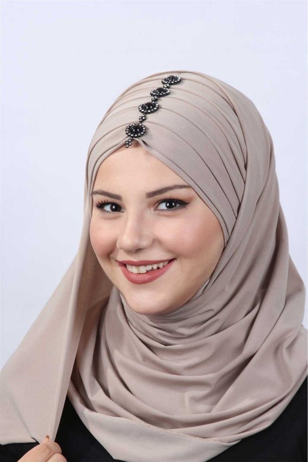 شال مطوي مرصع بالأحجار