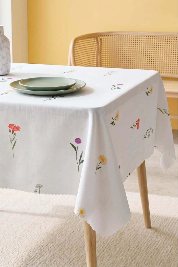 Bella Wrinkle-Free & Easy-Clean Ruffled Tablecloth 145X200 cm