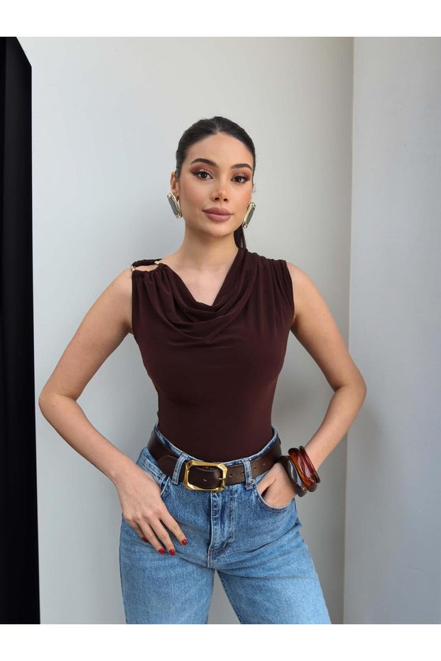 Zero Sleeve Buckled Degaje Collar Blouse
