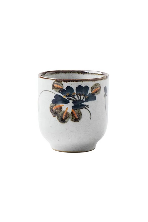 Elegant Ceramic Mug with Artistic Engraved Design