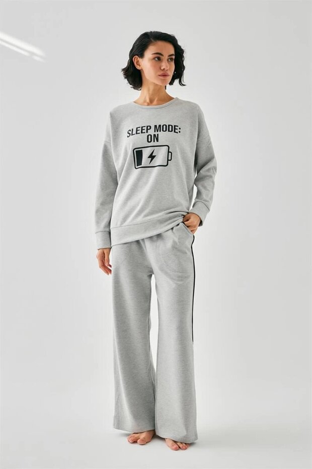 Women's Gray Sleep Mode on Oversize 2 Thread Sweatpants Home Wear Set
