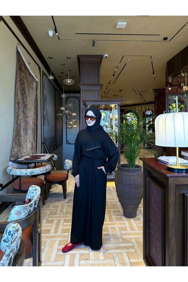 طقم نسائي من قطعتين بتصميم غير متماثل وجيب على الصدر ومقاس كبير