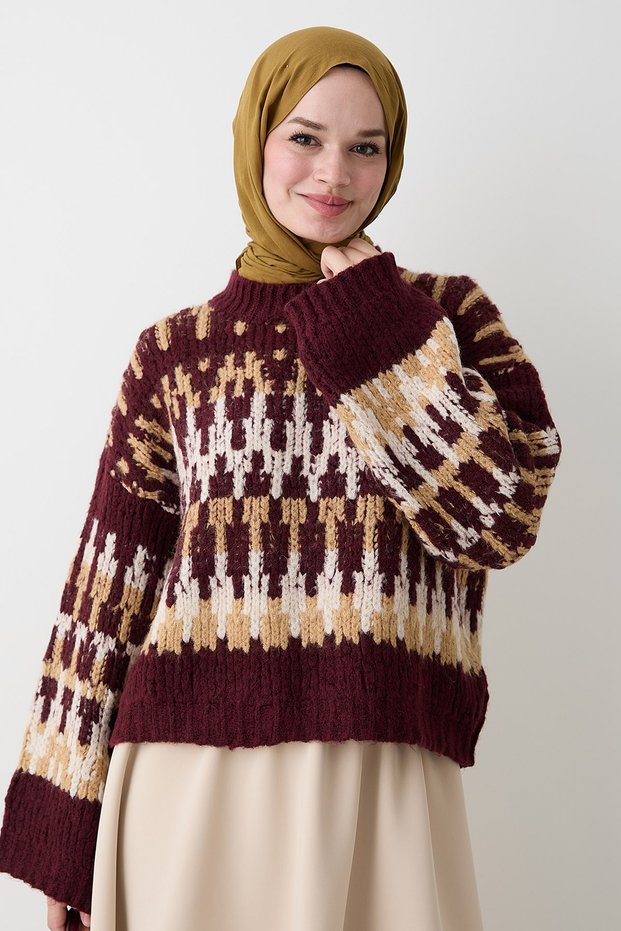 Selbstgemusterter burgunderroter Strickpullover