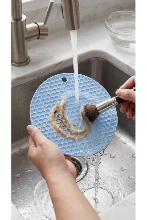 Honeycomb Textured Silicone Makeup Brush Cleaning Pad – Washable, Non-Slip, and Practical Brush Cleaning Tool