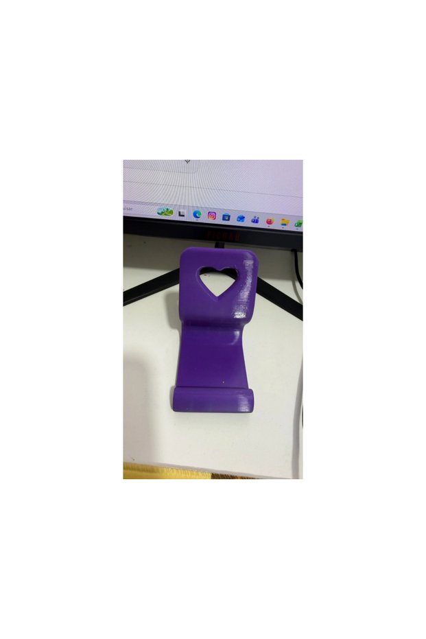 Heart-Shaped Phone Stand – Minimalist Desktop Cell Phone Holder
