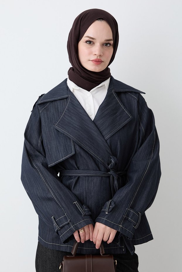 سترة من الدنيم باللون الأزرق الداكن ذات ياقة مزدوجة