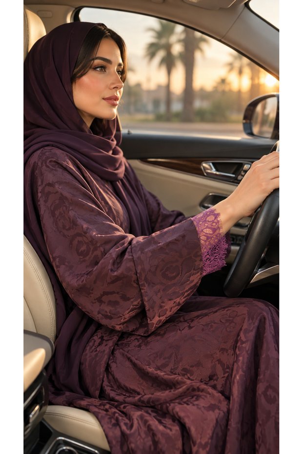 عباية بنقشات الورد والدانتيل لون بنفسجي