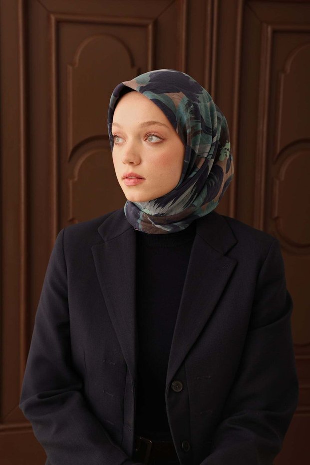 وشاح فيلورا باللون الأزرق الليلي