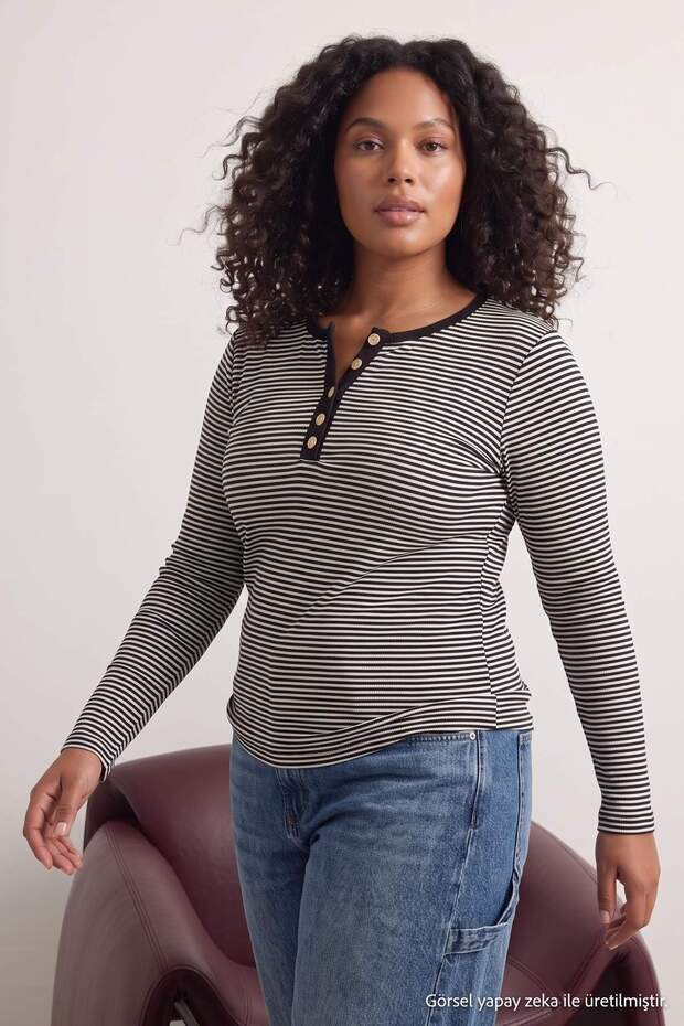 Siyah-Beyaz Çizgili Yakası Düğmeli Fitted/Vücuda Oturan Esnek Fittilli Örme Bluz TBBAW27AF00095