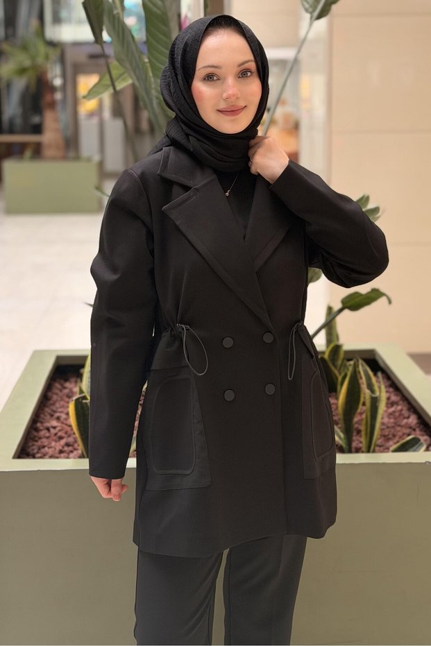 جاكيت لونا قصير بجيبين على الصدر