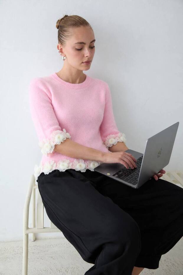 Brown Knitwear Blouse with Floral Motifs on the Hem - Pink
