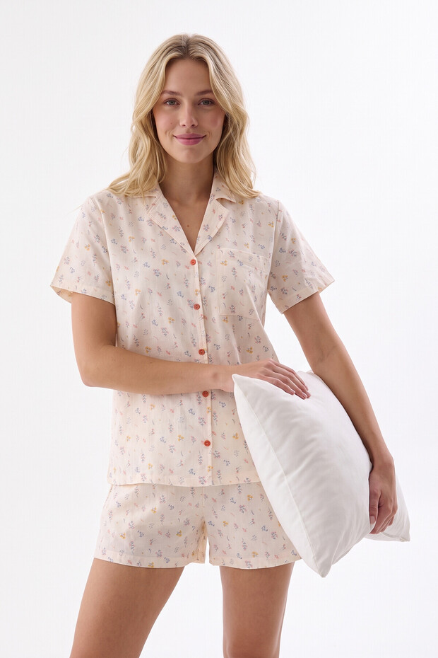طقم بيجامة من الفوال الأصفر مزين بالزهور وأزرار أمامية