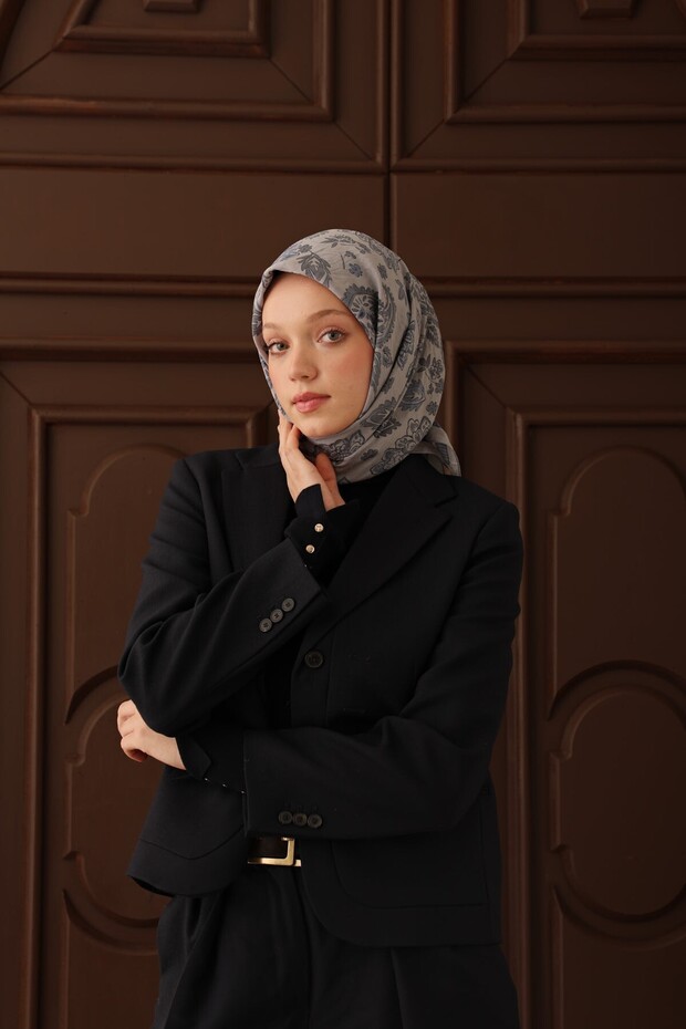 وشاح فيلورا بنمط فضي