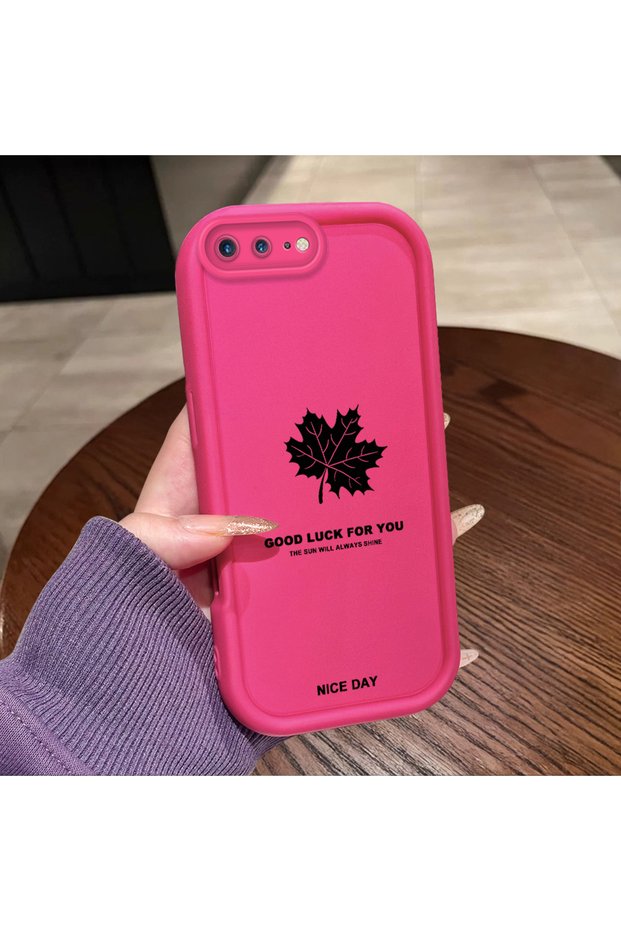 حافظة متوافقة مع هاتف iPhone 7 Plus/8 Plus من السيليكون باللون الأحمر الوردي ونمط أوراق القيقب وحماية للكاميرا مقاومة للصدمات