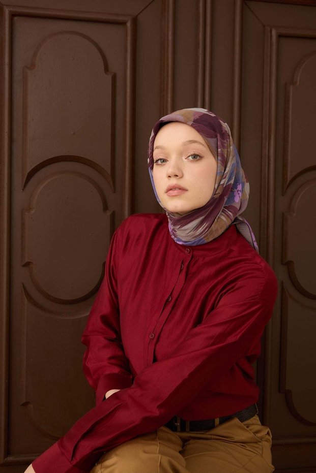 وشاح فيلورا بنقشة الزهور باللون الوردي الداكن